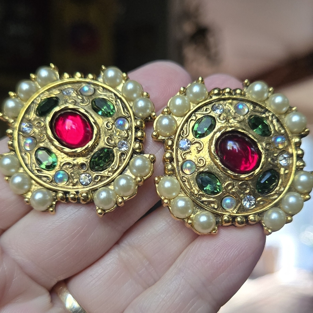 STUNNING vintage gold clip on gemstone shield earrings - Picture 3 of 7